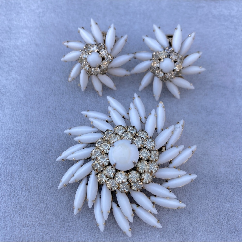 Beautiful 1950s Sunburst Milk Glass Rhinestone Judy Lee Brooch Pendant Earrings
